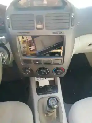 Veículo de Sucata kia cerato 2.0 lx crdi familiar do ano 2004 alimentado d4ea