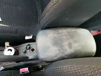 Здавання транспортного засобу citroen c4 berlina vtr plus року 2006 потужний 9hx