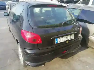 Véhicule à la ferraille peugeot 206 berlina 1.4 hdi de l'année 2005 alimenté 8hz