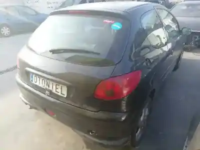 Véhicule à la ferraille peugeot 206 berlina 1.4 hdi de l'année 2005 alimenté 8hz