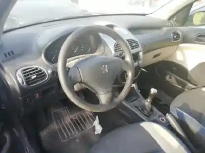Véhicule à la ferraille peugeot 206 berlina 1.4 hdi de l'année 2005 alimenté 8hz