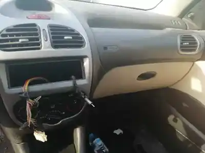 Véhicule à la ferraille peugeot 206 berlina 1.4 hdi de l'année 2005 alimenté 8hz