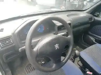 Véhicule à la ferraille peugeot 106 (s2) kid d de l'année 2001 alimenté vjx