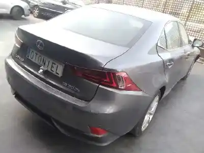 Véhicule à la ferraille lexus is 300h de l'année 2015 alimenté 2ar