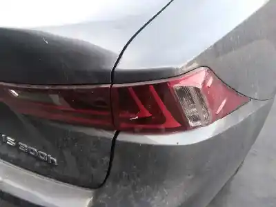 Véhicule à la ferraille lexus is 300h de l'année 2015 alimenté 2ar