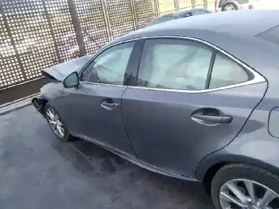 Véhicule à la ferraille lexus is 300h de l'année 2015 alimenté 2ar