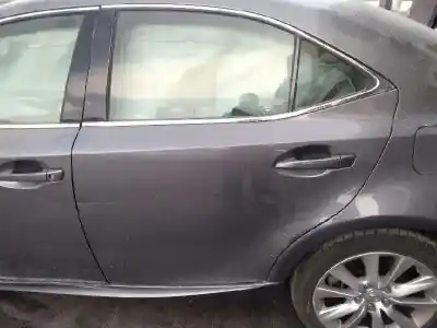 Véhicule à la ferraille lexus is 300h de l'année 2015 alimenté 2ar