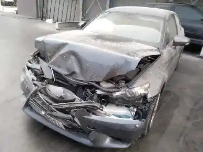 Véhicule à la ferraille lexus is 300h de l'année 2015 alimenté 2ar