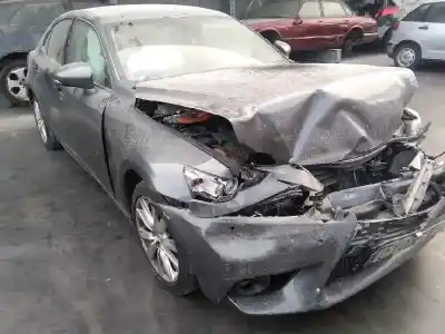 Véhicule à la ferraille lexus is 300h de l'année 2015 alimenté 2ar