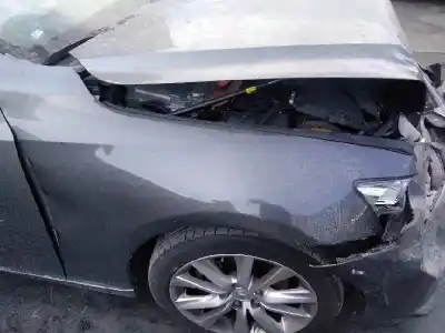 Véhicule à la ferraille lexus is 300h de l'année 2015 alimenté 2ar