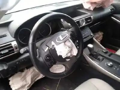 Véhicule à la ferraille lexus is 300h de l'année 2015 alimenté 2ar