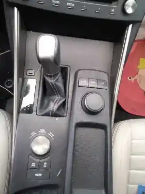 Véhicule à la ferraille lexus is 300h de l'année 2015 alimenté 2ar