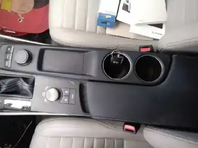 Véhicule à la ferraille lexus is 300h de l'année 2015 alimenté 2ar