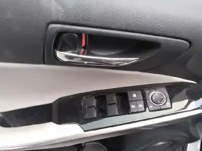 Véhicule à la ferraille lexus is 300h de l'année 2015 alimenté 2ar