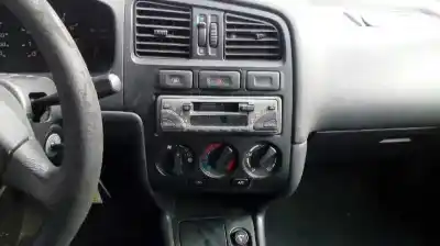 Véhicule à la ferraille nissan primera berlina (p11) competence de l'année 1997 alimenté ga16
