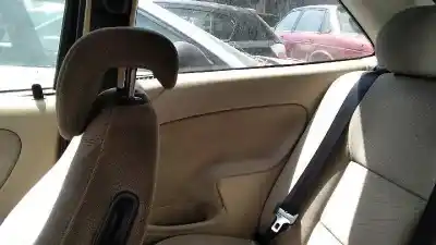 Véhicule à la ferraille saab 9-3 berlina 2.2 s tid de l'année 2001 alimenté d223l