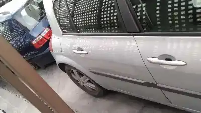 Veículo de Sucata renault megane ii sedán (lm0/1_) 1.9 dci (lm0g lm1g lm2c) do ano 2004 alimentado f9q b8