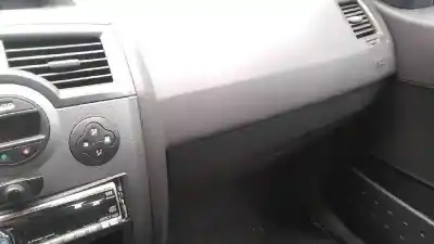 Veículo de Sucata renault megane ii sedán (lm0/1_) 1.9 dci (lm0g lm1g lm2c) do ano 2004 alimentado f9q b8
