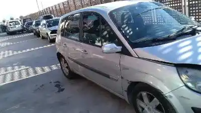 Sloopvoertuig renault scenic ii 1.9 dci diesel van het jaar 2005 aangedreven f9q d8