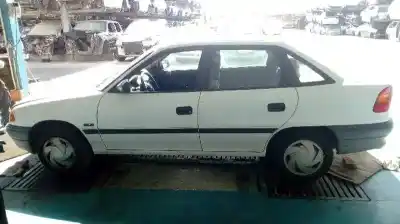 Veicolo di demolizione opel astra f berlina básico dell'anno 1995 alimentato c16se