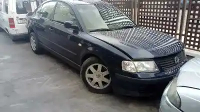 Verschrottungsfahrzeug VOLKSWAGEN PASSAT BERLINA (3B2) Comfortline des Jahres 2000 angetrieben AJM