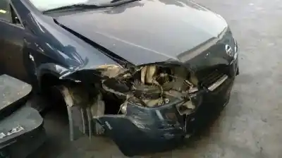 Veículo de Sucata nissan primera berlina (p12) visia do ano 2002 alimentado yd22 |