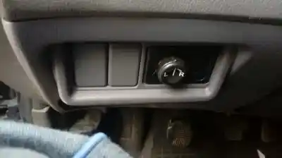 Veículo de Sucata nissan primera berlina (p12) visia do ano 2002 alimentado yd22 |