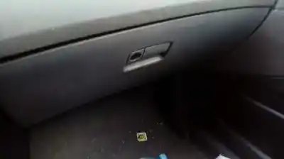 Veículo de Sucata nissan primera berlina (p12) visia do ano 2002 alimentado yd22 |