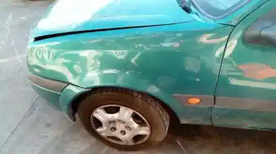 Sloopvoertuig ford fiesta berlina (dx) ambiente van het jaar 2000 aangedreven j4l