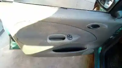 Sloopvoertuig ford fiesta berlina (dx) ambiente van het jaar 2000 aangedreven j4l