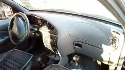 Sloopvoertuig ford fiesta berlina (dx) ambiente van het jaar 2000 aangedreven j4l