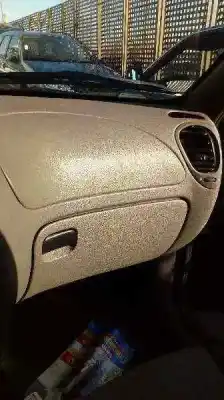 Sloopvoertuig ford fiesta berlina (dx) ambiente van het jaar 2000 aangedreven j4l