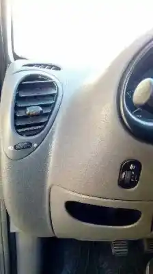 Sloopvoertuig ford fiesta berlina (dx) ambiente van het jaar 2000 aangedreven j4l