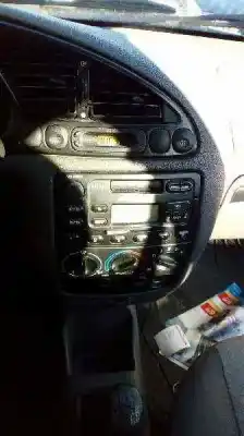 Sloopvoertuig ford fiesta berlina (dx) ambiente van het jaar 2000 aangedreven j4l