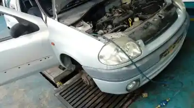 Здавання транспортного засобу renault clio ii fase i (b/cbo) 1.2 року 2000 потужний d7f g7