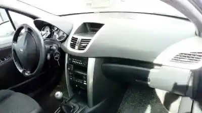 Véhicule à la ferraille peugeot 207 confort de l'année 2008 alimenté 9hx