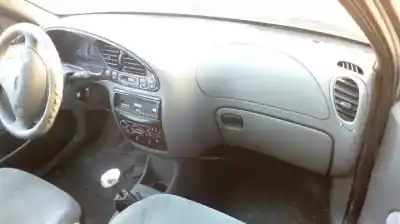 Veículo de Sucata ford fiesta berlina ghia do ano 1998 alimentado dha