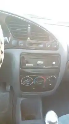 Veículo de Sucata ford fiesta berlina ghia do ano 1998 alimentado dha