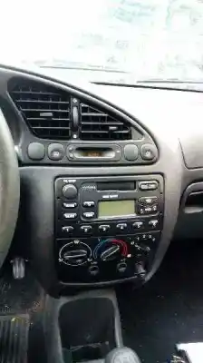 Veicolo di demolizione ford fiesta berlina (dx) ambiente dell'anno 2000 alimentato j4r