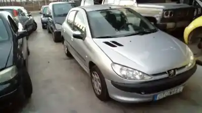 Véhicule à la ferraille peugeot 206 berlina x-line refri de l'année 2005 alimenté 8hz