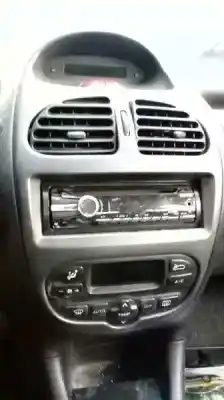 Véhicule à la ferraille peugeot 206 berlina x-line refri de l'année 2005 alimenté 8hz