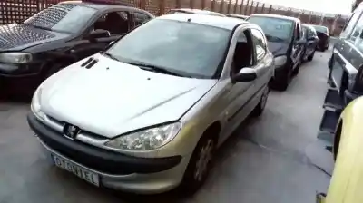 Véhicule à la ferraille peugeot 206 berlina x-line refri de l'année 2005 alimenté 8hz