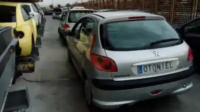 Véhicule à la ferraille peugeot 206 berlina x-line refri de l'année 2005 alimenté 8hz
