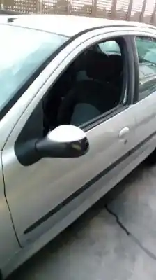 Véhicule à la ferraille peugeot 206 berlina x-line refri de l'année 2005 alimenté 8hz