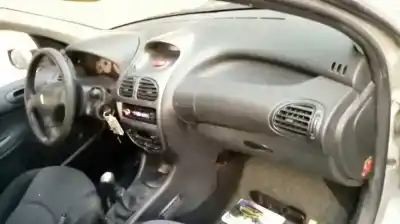 Véhicule à la ferraille peugeot 206 berlina x-line refri de l'année 2005 alimenté 8hz