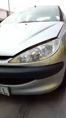 Véhicule à la ferraille peugeot 206 berlina x-line refri de l'année 2005 alimenté 8hz