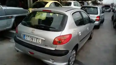 Véhicule à la ferraille peugeot 206 berlina x-line refri de l'année 2005 alimenté 8hz
