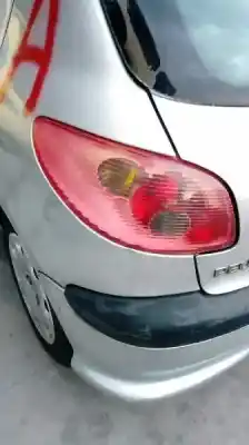 Véhicule à la ferraille peugeot 206 berlina x-line refri de l'année 2005 alimenté 8hz