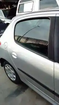 Véhicule à la ferraille peugeot 206 berlina x-line refri de l'année 2005 alimenté 8hz