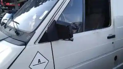 Véhicule à la ferraille renault trafic t 1000 de l'année 1990 alimenté d 852